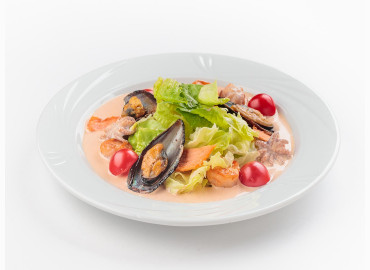 Теплый салат с морепродуктами и сливочны